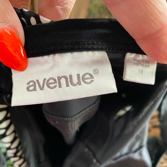 Avenue Bathing Suit Size 18 Black White with Padding Ruffle Layers Flattering - Picture 9 of 9